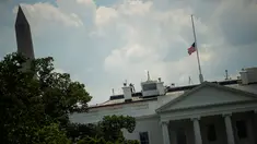 Bendera Amerika Serikat berkibar setengah tiang di Gedung Putih, Washington DC, Minggu (4/8/2019). Presiden Donald Trump memerintahkan pengibaran bendera setengah tiang di semua gedung pemerintah untuk mengenang korban tewas dalam dua penembakan massal di El Paso, Texas, dan Ohio. (Eric BARADAT/AFP)