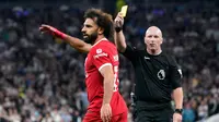 Wasit Simon Hooper memberikan kartu kuning kepada pemain Liverpool Mohamed Salah saat pertandingan sepak bola Liga Inggris antara Tottenham Hotspur dan Liverpool di Tottenham Hotspur Stadium, London, Inggris, Sabtu (30/9/2023). Tottenham Hotspur mengalahkan Liverpool dengan skor 2-1. (AP Photo/Alberto Pezzali)