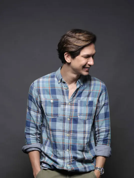 Film Security Ugal-Ugalan berkisah tentang para pegawai di perusahaan scurity di bawah pimpinan Komandan Indro. Selain Dimas Beck, film ini turut dibintangi Alexa Key, Lolox, dan Acho. (Nurwahyunan/Bintang.com)