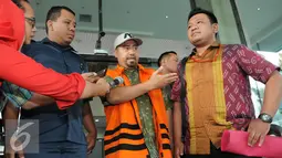 Kakak Saipul Jamil, Samsul Hidayatullah menjawab pertanyaan wartawan usai diperiksa KPK, Jakarta, Kamis (11/8). Kasus dugaan suap pengurangan vonis Saipul Jamil siap disidangkan karena dinyatakan p21. (Liputan6.com/Helmi Afandi)