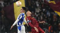 Gelandang Real Sociedad Martin Zubimendi dan gelandang AS Roma, Lorenzo Pellegrini melakukan sundulan saat bersaing pada laga pertama babak 16 besar Liga Europa 2022/2023 di Olimpico, Jumat (10/3/2023) dini hari WIB. Skor 2-0 untuk kemenangan Roma menjadi hasil akhir laga ini. (AP Photo/Gregorio Borgia)