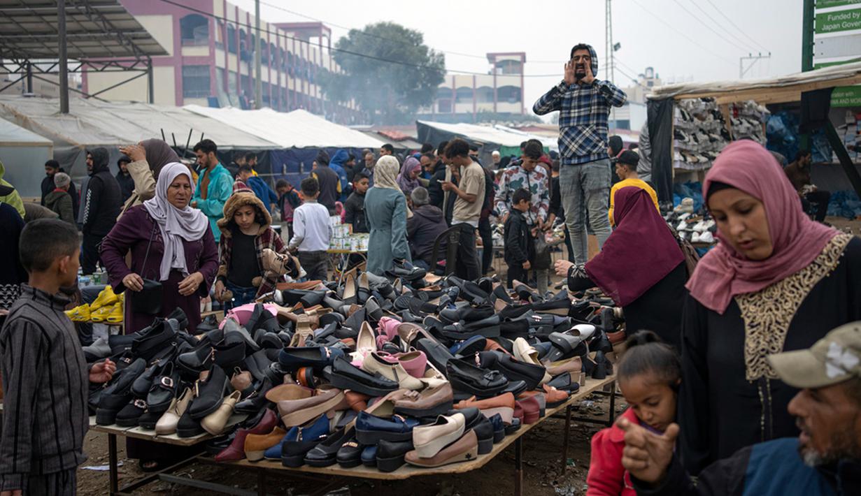 Pengungsi Palestina di Muwasi menghadapi suhu rendah hingga risiko kelaparan karena kekurangan air dan kondisi tenda penuh dan sesak. (AP Photo/Fatima Shbair)