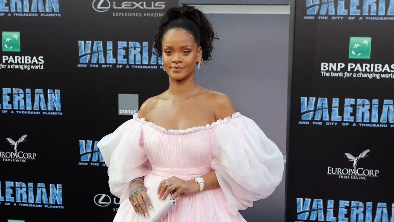 Serba Pink Penampilan Aktris Cantik Rihanna