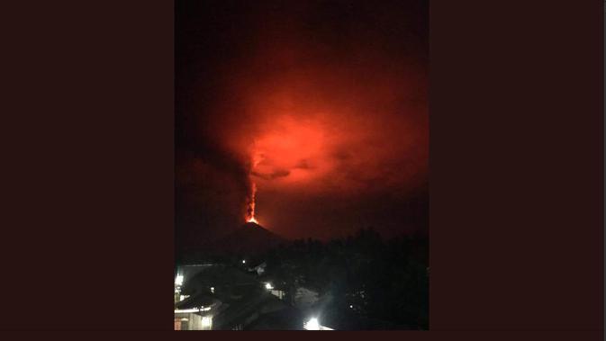 Gunung Soputan terus meletus keluarkan lava pijar dan abu vulkanik. (Foto: Twitter Sutopo Purwo Nugroho)