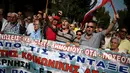 Aksi sejumlah kakek memprotes pemotongan tunjangan pensiun mereka di Athena, Yunani, Seni (3/10). Sekitar 1.500 pensiunan melakukan aksi long march ke kantor Perdana Menteri Alexis Tsipras. (REUTERS / Alkis Konstantinidis)