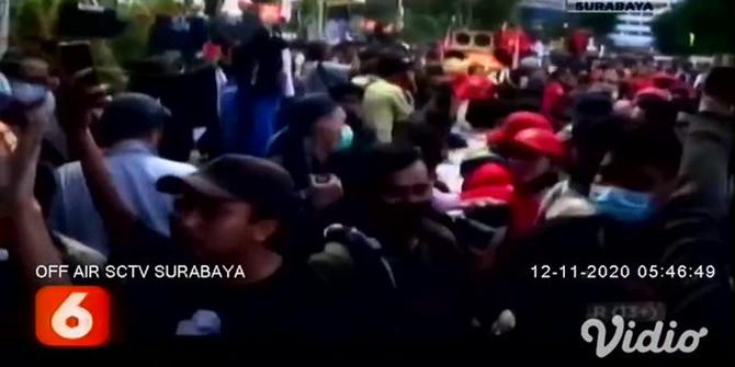 VIDEO: Wali Kota Surabaya Risma Punguti Sampah di Tengah Aksi Demo