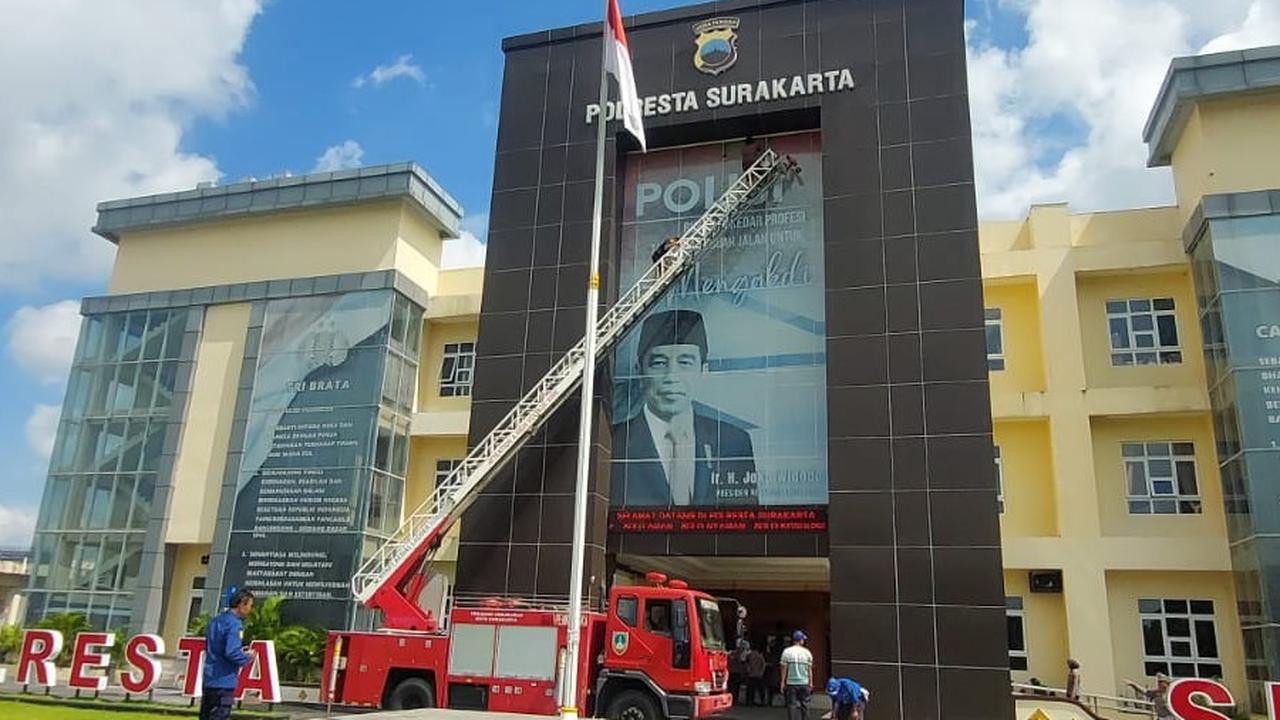 Poster Jokowi di Gedung Utama Mapolresta Surakarta