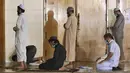 Umat Muslim melaksanakan sholat Tahajud selama Malam Lailatul Qadar pada bulan suci Ramadhan di Masjid Naif di Dubai (5/5/2021). Malam Lailatul Qadar di mana Alquran pertama kali diturunkan kepada Nabi Muhammad. (AFP/Karim Sahib)