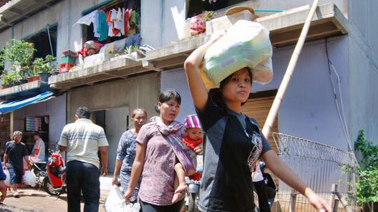 Warga Rusun Koja serbu sembako murah