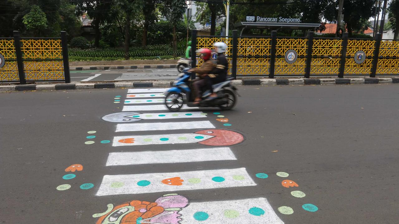 FOTO: Zebra Cross Unik Kreatif Warga di Jalan Soepomo Jadi Perhatian Publik