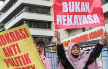 FOTO: Aksi Emak-Emak Turun ke Jalan Mendesak Pemilu Berjalan Jujur dan Adil di Bawaslu RI