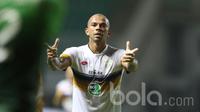 Pemain Persela Lamongan, Ivan Carlos saat melawan PS TNI pada lanjutan Liga 1 Indonesia 2017 di Stadion Pakansari, Bogor, Sabtu (27/5/2017). (Bola.com/Nicklas Hanoatubun)