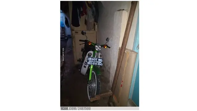 Tulisan Lucu di Plat Motor Ini Bikin Senyum-senyum
