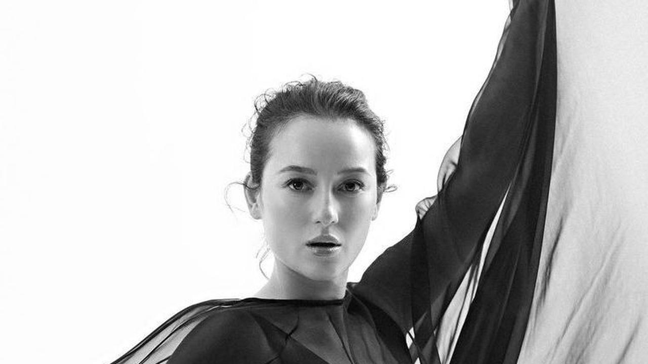 Tampil Elegan dengan Nuansa Monokrom, Intip Potret Maternity Shoot Julie Estelle