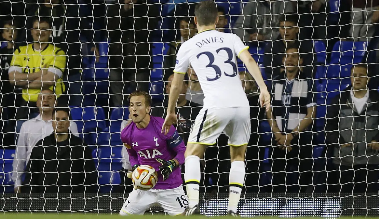 Kartu merah yang diterima kiper Tottenham saat menghadapi menghadapi Asteras Tripolis, membuat Harry Kane berubah posisi menjadi kiper. Tugas pertamanya, menerima tembakan bebas lawan. (Foto: AP/Kirsty Wigglesworth)