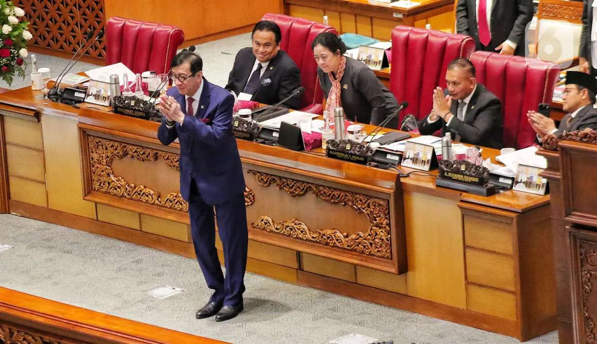 Menkumham Yasonna H Laoly memberi hormat usai menyerahkan dokumen pandangan pemerintah terkait RUU Ekstradisi Buronan RI-Singapura saat rapat Paripurna DPR RI Ke-13 Masa Persidangan II Tahun Sidang 2022-2023, Kamis (15/12/2022). DPR RI mengesahkan RUU tentang Pengesahan Perjanjian antara Pemerintah Republik Indonesia dan Pemerintah Republik Singapura tentang Ekstradisi Buronan menjadi Undang-Undang. (Liputan6.com/Angga Yuniar)
