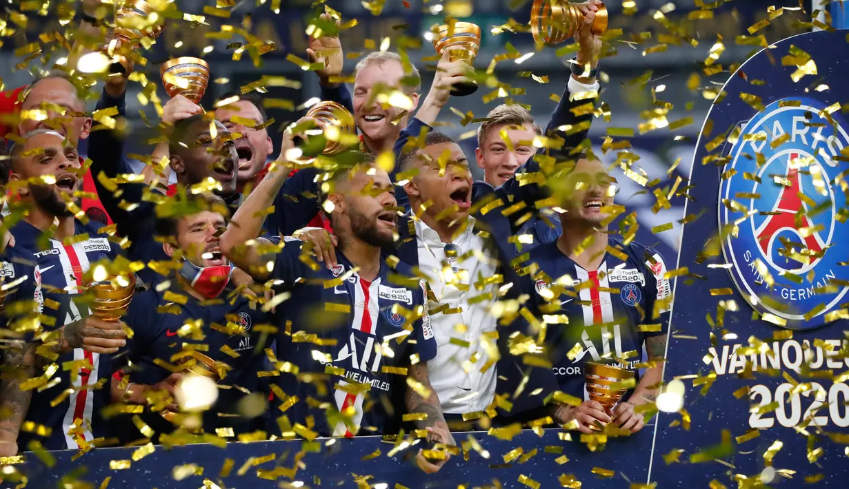Para pemain Paris Saint Germain atau PSG merayakan kemenangan gelar juara Piala Liga Prancis usai menang atas Lyon di Stade de France, Paris, Sabtu (1/8/2020) dini hari. PSG menjadi juara Piala Liga Prancis setelah menang melalui adu penalti 6-5. (AP Photo/Francois Mori)
