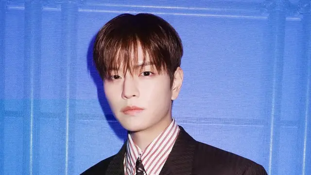 Seungmin Straykids saat Hadir di Burberry London Fashion Week 2026 pakai setelan jas. [@miniseungk]