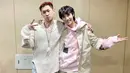 Rangkapan kemeja oversized bikin hoodie pink yang dikenakan J-Hope BTS terlihat kekinian [@uarmyhope]
