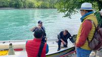 Gubernur Jawa Barat Ridwan Kamil memantau pencarian anak sulungnya di Sungai Aare Kota Bern, Swiss. (Sumber Foto: Kemenlu RI)