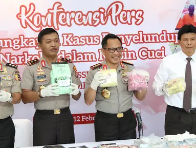 Kapolri Jenderal Tito Karnavian (dua kanan) didampingi Kapolda Metro Jaya Irjen Pol Idham Azis (dua kiri) mengangkat barang bukti narkoba selundupan asal Malaysia di Polda Metro Jaya, Jakarta, Senin (12/2). (Liputan6.com/Immanuel Antonius)