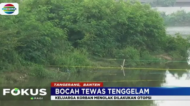 Menurut warga di lokasi kejadian, sebelum tenggelam keduanya terlihat bermain di pinggir danau sambil membawa jaring untuk mencari ikan.