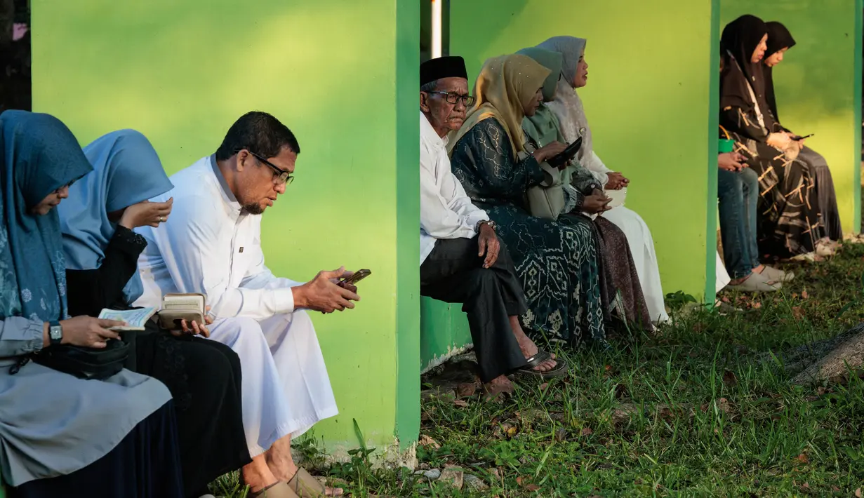 Mereka menghadiri kegiatan zikir dan doa memperingati 20 tahun bencana gempa dan tsunami Aceh. (Yasuyoshi CHIBA/AFP)