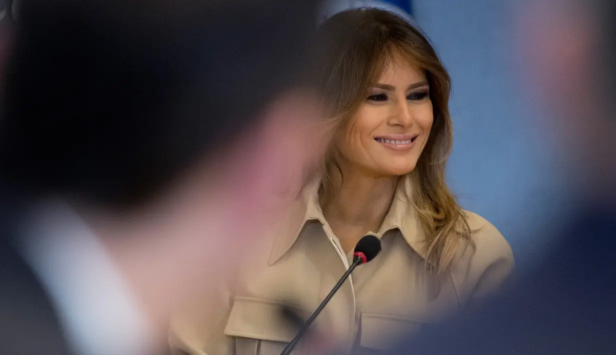 Ibu Negara Amerika Serikat, Melania Trump melakukan pertemuan di Kantor Pusat Penanggulangan Bencana di Washington, Rabu (6/6). Melania Trump akhirnya kembali tampil di depan publik setelah hampir satu bulan absen dari sorotan media. (AP/Andrew Harnik)