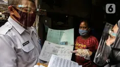 Petugas BPS melakukan sensus penduduk secara langsung ke permukiman warga Pademangan Barat, Jakarta, Rabu (2/9/2020). BPS melakukan sensus penduduk secara tatap muka mulai 1 September untuk mencatat penduduk Indonesia yang belum mengikuti sensus penduduk secara daring. (Liputan6.com/Johan Tallo)