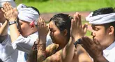 Umat Hindu mengikuti upacara persembahyangan Hari Raya Galungan di Pura Amertha Sari, Cinere, Jakarta  Selatan, Rabu (23/4/2025). (merdeka.com/Arie Basuki)