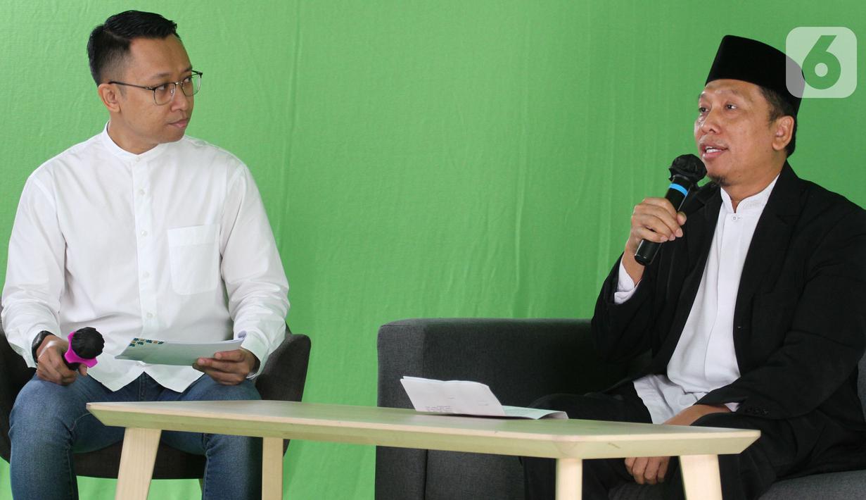 Ketua Dewan Pengawas Syariah HDI Muhammad Sofwan Jauhari dalam acara Talk Show Merintis Bisnis Syariah Bersama High Desert International (HDI) sekaligus penyerahan sertifikat syariah yang dikeluarkan oleh Dewan Syariah Nasional MUI, Jakarta (22/12/2021). (Liputan6.com/HO/Ading)