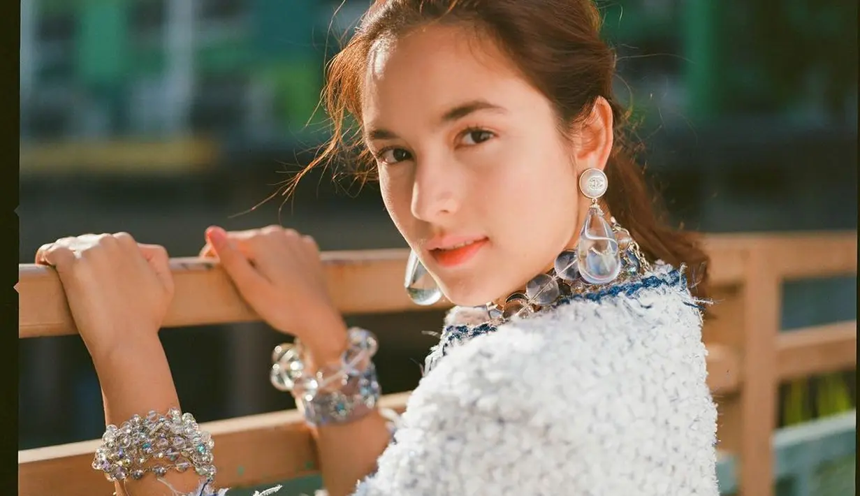 Pesona Chelsea Islan terlihat luar biasa dari foto ini. Mengenakan outfit bernuansa biru dari Chanel, lengkap dengan aksesorinya, dipadu dengan makeup yang natural justru tak mengurangi kecantikan alaminya. Foto: Instagram.