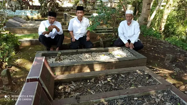 Ziarah makam pahlawan nasional yang juga seorang ulama, HOS Cokroaminoto. (Foto: Heni Purwono untuk Liputan6.com)