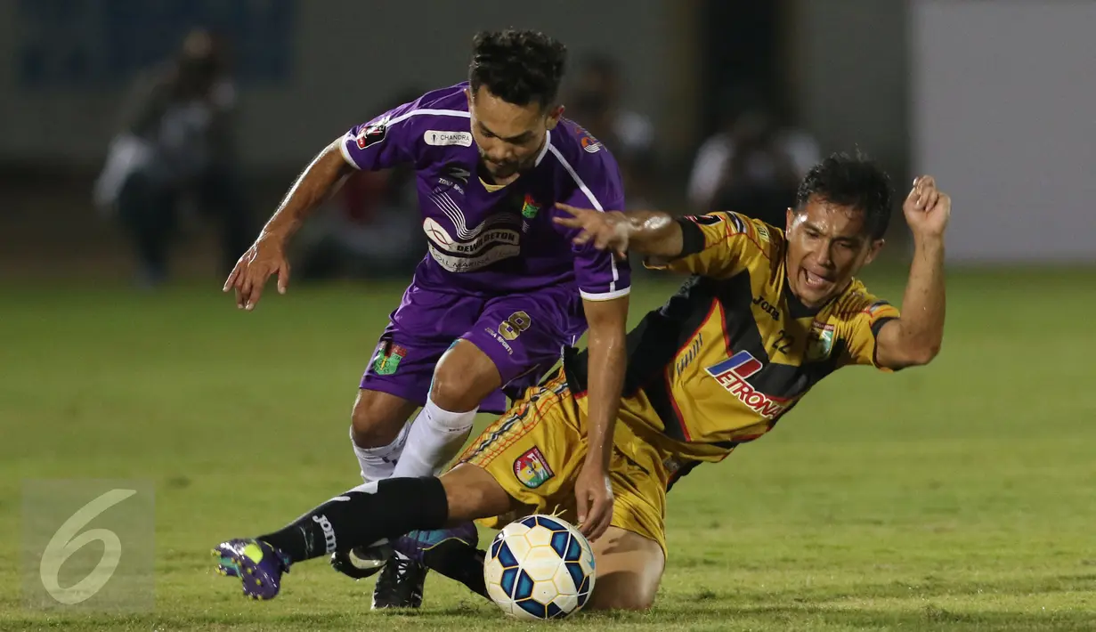 Pemain tengah Persita, Zainandi mencoba melewati M Orah (Mitra Kukar) di laga turnamen Piala Presiden 2015 di Stadion I Wayan Dipta, Gianyar, Bali, Minggu (30/8/2015). Mitra Kukar menahan imbang Persita 0-0. (Liputan6.com/helmi Fithriansyah)