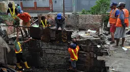 Puluhan bangunan liar tersebut dibongkar karena berdiri di lahan fasilitas sosial dan fasilitas umum, Jakarta, Selasa (19/8/14). (Liputan6.com/Miftahul Hayat)