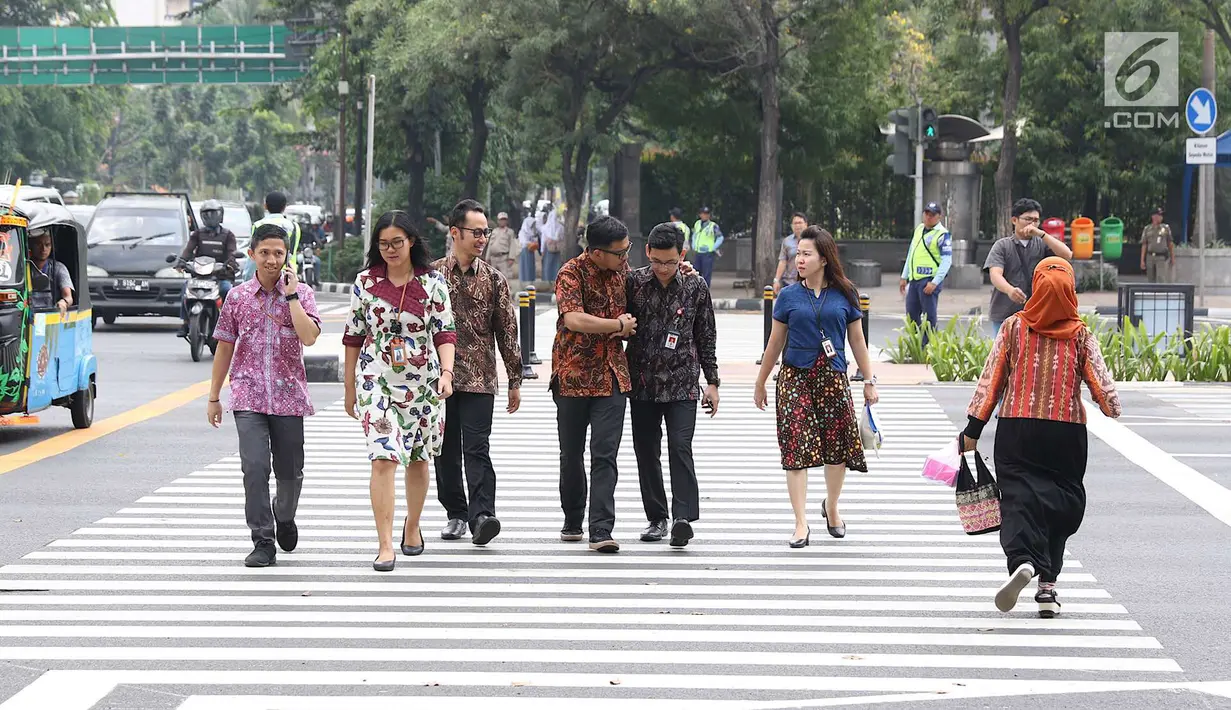 Warga menyeberangi pelican crossing di Halte Transjakarta Bank Indonesia (BI), Jakarta, Selasa (4/9). Pelican crossing diharap membuat warga memiliki kesempatan sama dalam menikmati layanan publik. (Liputan6.com/Immanuel Antonius)