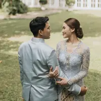 Aaliyah Massaid kenakan kebaya biru dengan tampilan yang begitu memikat. [Foto: Instagram/ Aaliyah Massaid]