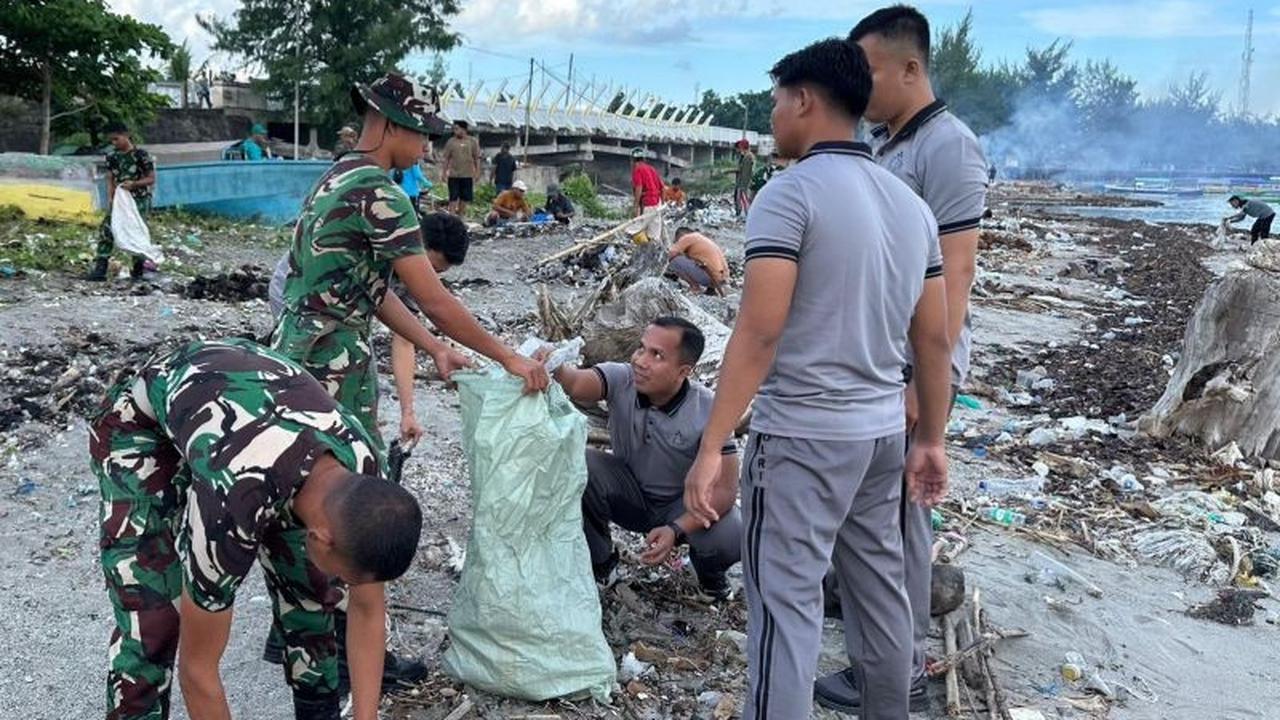 Sinergitas TNI Polri Selayar: Kolaborasi Bersih-Bersih Pesisir Pantai Benteng