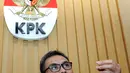 Johan menjelaskan kronologi OTT tersebut terjadi sekitar pukul 12.42 WIB siang di sebuah restoran di sekitar kawasan Serpong, Tangerang (1/12/2015). KPK menangkap dua anggota DPRD Banten dan satu pengusaha. (Liputan6.com/Helmi Afandi)