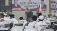 Anggota DPR RI dari Partai Gerindra Sumail Abdullah memberikan arakahan ke Kader Partai Gerindra Situbondo dalam rapat kordinasi partai (Hermawan Arifianto/Liputan6.com)