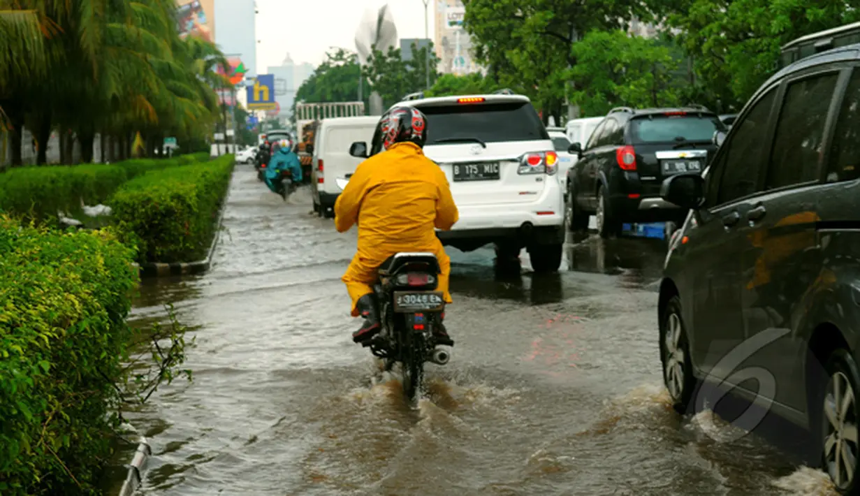 Genangan air di kawasan Kelapa Gading mulai surut. Sebelumnya, kawasan ini terendam banjir setinggi 80 cm hingga memutuskan arus lalu lintas, Jakarta, Jumat (13/2/2015). (Liputan6.com/Faisal R Syam)