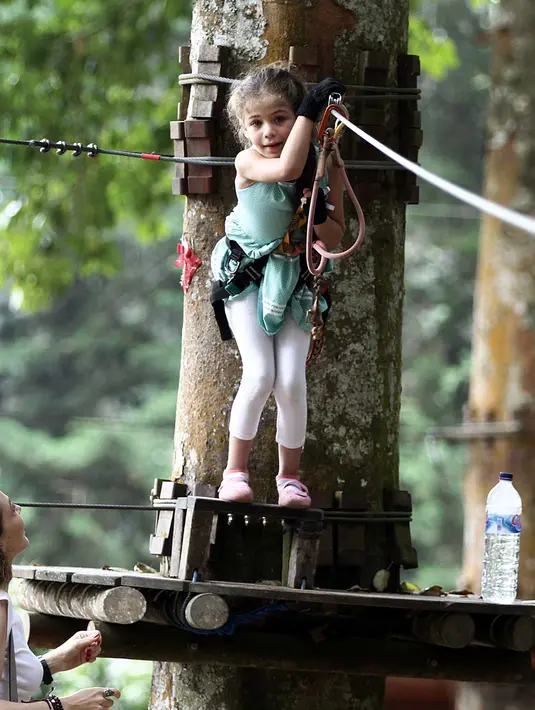 Bali Utara tempat wisata pertama yang akan dikunjungi para aktris asal Turki tersebut, di sana mereka bukan saja menikmati indahnya alam, tapi mereka akan melakukan beberapa permainan yang ada di arena rekreasi. (Deki Prayoga/Bintang.com)