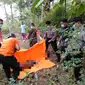 Polisi dan petugas kesehatan mengevakuasi jenazah wanita nyaris tanpa busana di Plarangan, Karanganyar, Kebumen. (Foto: Liputan6.com/Muhamad Ridlo)