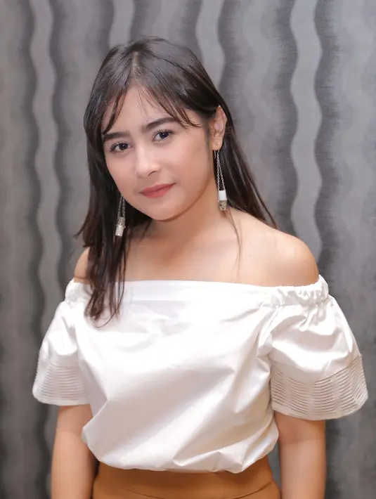 “Tapi dia serius, jadi aku terus pelajarin aku merasa tertantang bisa dikasih kepercayaan main film ini,” ucap Prilly Latuconsina saat jumpa pers di Rapi Films, Cikini, Menteng, Jakarta Pusat, Rabu (7/9/2016). (Andy Masela/Bintang.com)