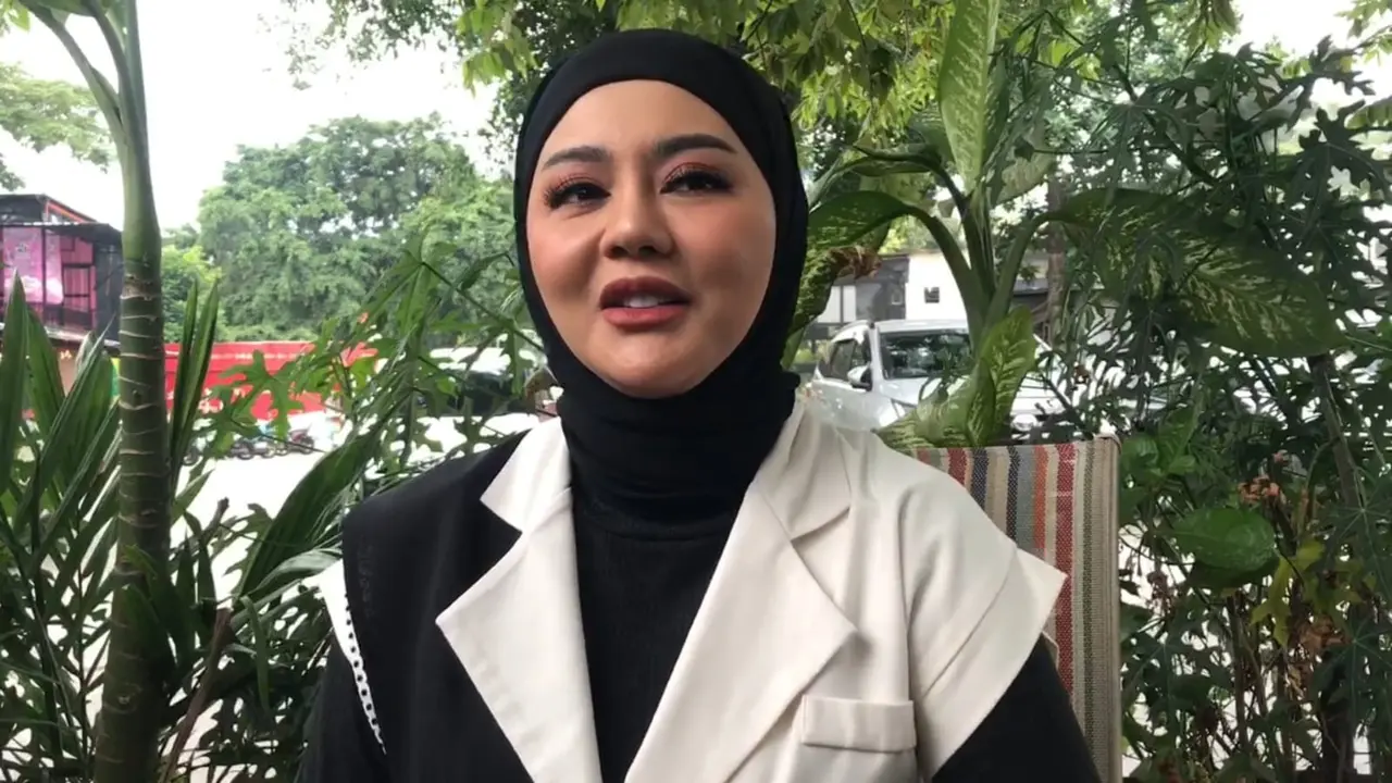 Jenita Janet berhijab