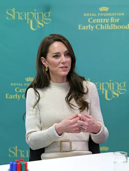 Princess of Wales, Kate Middleton dari Inggris saat ia bertemu dengan ara siswa dan staf pada kursus Studi Anak, selama kunjungan ke University of Leeds di Leeds, Inggris utara, pada 31 Januari 2023. ibu tiga anak ini mengenakan gaun midi krem dengan detail sabuk berhiaskan berlian yang mengikat pinggangnya seharga £950 dari Victoria Beckham. (AFP/Pool/Chris Jackson)