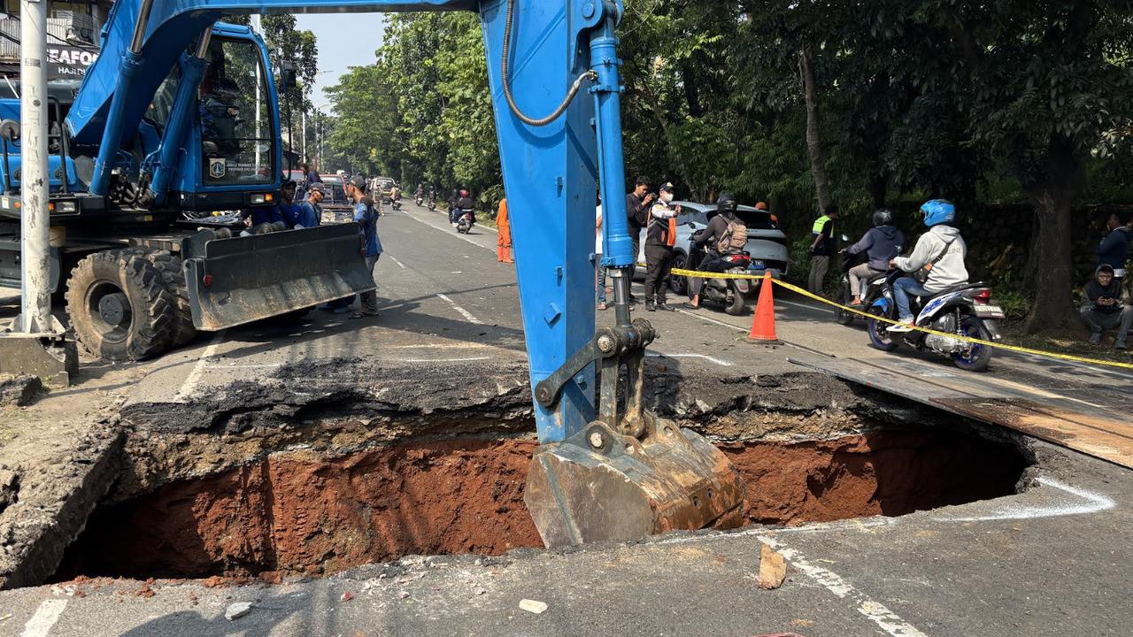 Eksavator Dikerahkan Urus Lubang Besar di Jagakarsa, Ini Penampakannya