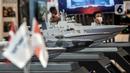 Miniatur kapal perang dihadirkan dalam pameran industri pertahanan Indo Defence 2022 Expo & Forum di JIExpo, Kemayoran, Jakarta, Rabu (2/11/2022). Kementerian Pertahanan bersama PT Napindo Media Ashatama menggelar pameran industri pertahanan terbesar se-Asia Tenggara bertemakan “Peace, Prosperity, Strong Defence” yang diikuti 905 perusahaan dari 59 negara dan berlangsung hingga 5 November mendatang. (merdeka.com/Iqbal S. Nugroho)