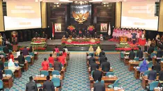 Suasana rapat istimewa antara Gubernur dan Wakil Gubernur DKI Jakarta Anies Baswedan-Sandiaga Uno dengan DPRD Provinsi DKI Jakarta, Jumat (22/6). Pada HUT ke-491, Pemprov DKI Jakarta mengangkat tema 'Adil, Maju, Bahagia'. (Liputan6.com/Immanuel Antonius)