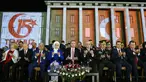 Presiden Turki Recep Tayyip Erdogan (tengah) berdoa saat upacara memperingati satu tahun gagalnya kudeta di Ankara, Turki (15/7). Tepat 15 Juli 2016 usaha menggulingkan Presiden Erdogan berhasil digagalkan. (Presidency Press Service via AP, Pool)
